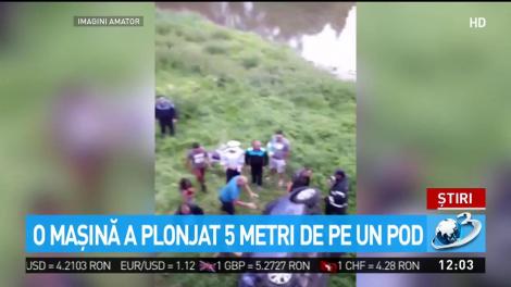 O mașină a plonjat de la cinci metri înălțime, de pe un pod, în Maramureș! O fetiță se afla în autovehicul! Imagini șocante! Video