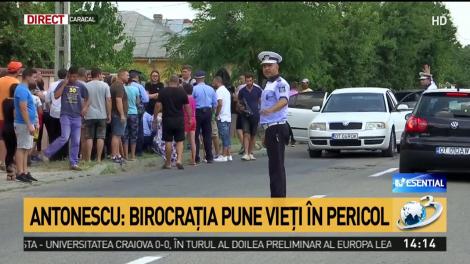 Imagini dramatice de la locul crimelor din Caracal. O tânără a leșinat. Autoritățile au venit imediat în ajutor