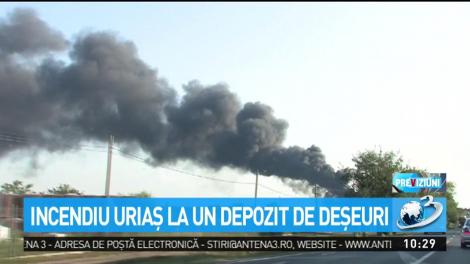 Incendiu uriaş la un depozit de deşeuri