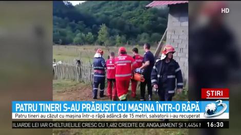 Patru tineri s-au prăbuşit cu maşina &icirc;ntr-o r&acirc;pă