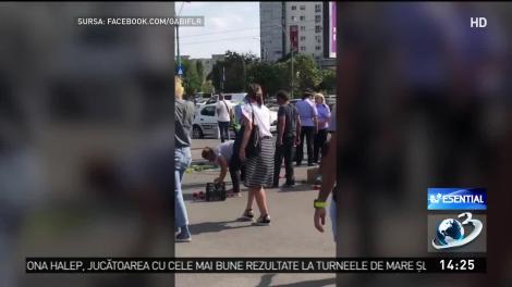 Poliţiştii din Capitală, filmaţi cum se luptă cu lăzile de roşii ale unor v&acirc;nzători ambulanţi