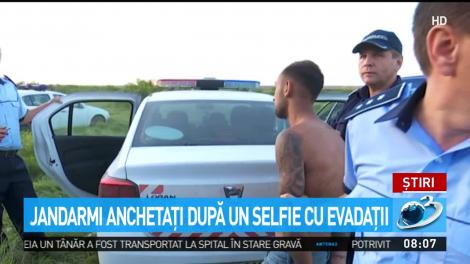 Jandarmi anchetaţi după un selfie cu evadaţii