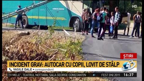 Un autocar plin cu elevi, implicat într-un accident grav, în Maramureș! Un stâlp s-a prăbușit printr-un geam! Imagini ce vă pot afecta emoțional! Video