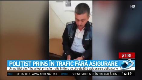 Un poliţist din Alba a fost prins &icirc;n trafic fără asigurare la maşină, chiar de un coleg. Imaginile au devenit virale