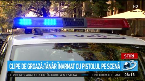 Clipe de groază la o selecţie pentru o emisiune tv. T&acirc;năr &icirc;narmat cu pistolul pe scenă