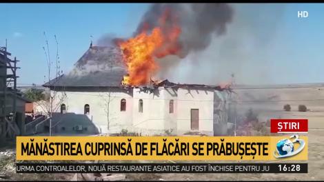 Momentul dramatic  în care o mănăstire din Constanța se prăbușește, în urma unui incendiu: ”Nimic n-a mai putut fi salvat!”