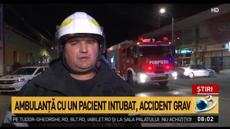Accident grav în Timiş! O ambulanţă ce transporta un pacient în stare critică a fost izbită din plin de mașina unei tinere care nu a acordat prioritate