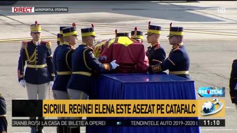 Moment istoric! Regina-mamă Elena a ajuns acasă, după 71 de ani! Emoții imense la Aeroportul Internaţional Otopeni. Video
