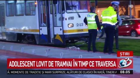 Sfârșit violent pentru un tânăr de 17 ani care a fost lovit de tramvai în Capitală: ”Cred că avea căști în urechi. Am auzit noi claxonul, iar el nu”