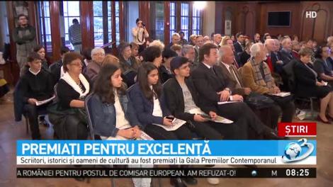 Scriitorii consacraţi, premiaţi la Gala Premiilor Contemporanul.