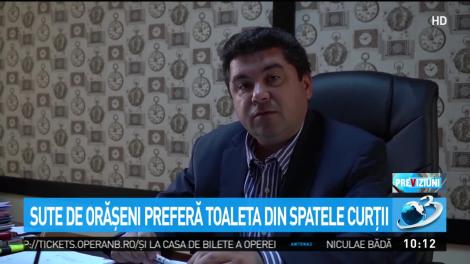Sute de orășeni preferă toaleta din spatele curții