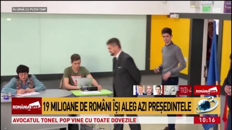 Imagini cu Theodor Paleologu şi fiul său, la o secţie de vot din Capitală