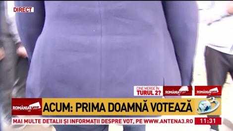 Imagini cu Carmen Iohannis în drum către o secţie de vot din Sibiu