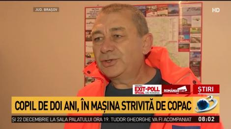 Copil de doi ani, &icirc;n mașină strivită de copac