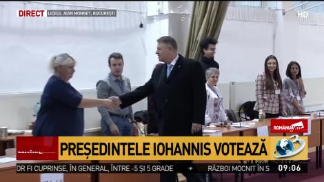 ALEGERI PREZIDENȚIALE 2019. Klaus Iohannis a votat: Astăzi este ziua campionilor cu ștampila "votat" în mână