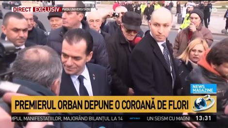 Premierul, baie de mulțime în Piața Universității. Ludovic Orban a depus o coroană de flori