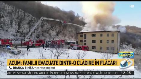 Incendiu puternic &icirc;ntr-o clădire din Cluj. Mai multe familii au fost evacuate