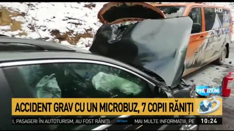 Microbuz cu şapte copii, implicat &icirc;ntr-un accident! Toţi au fost transportaţi la spital