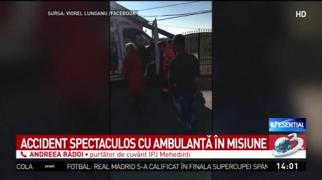 Accident spectaculos cu ambulanţă &icirc;n misiune