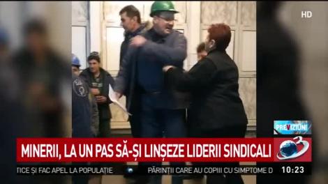 Minerii, la un pas să-şi linşeze liderii sindicali