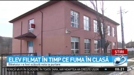 Elev filmat &icirc;n timp ce fuma &icirc;n clasă