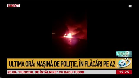 O mașină de poliție a luat foc pe autostradă. Imagini spectaculoase!