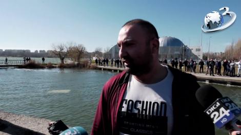 Un taximetrist, erou de ocazie! A salvat de la moarte un copil și pe bunicul acestuia, care căzuseră cu mașina în apă - Video