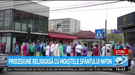Medicii au lăsat pacienții ca să întâmpine racla cu moaștele Sf. Nifon! Imagini de la Spitalul din Târgoviște