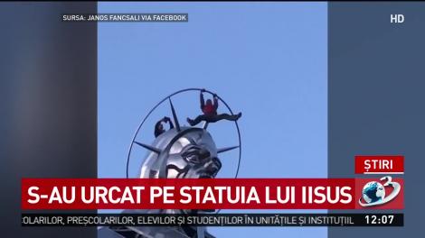 Acrobaţie la peste 20 metri înălţime în vârful statuii lui Iisus din Harghita. Imaginile au stârnit un val de reacții pe Facebook - Video