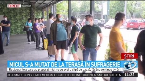 Zeci de oameni aşteaptă la o coadă uriaşă pentru a ridica comanda de mici