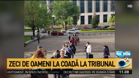 Zeci de oameni se &icirc;nghesuie la coadă, la Tribunalul București