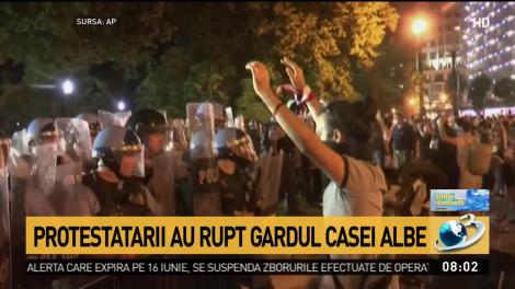 Protestatarii americani au rupt bucăți din gardul Casei Albe