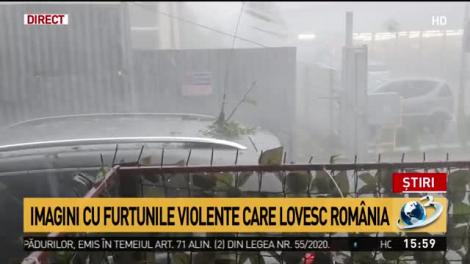 Prăpăd într-un oraș din România, în urmă cu puțin timp. Puhoaiele de apă au inundat străzile și subsolurile de bloc, iar bucățile de gheață au distrus acoperișuri