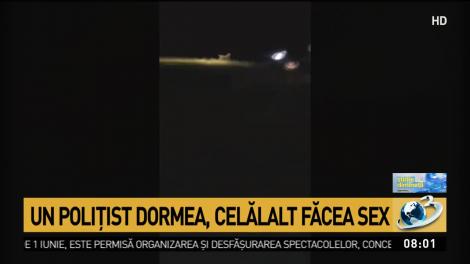 Polițist, prins &icirc;n timp ce făcea sex pe c&acirc;mp. Colegul acestuia dormea &icirc;n mașină
