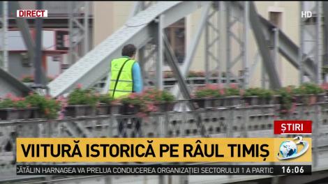 Viitură istorică pe r&acirc;ul Timiş. Localnicii sunt &icirc;ngroziţi de furia apelor: ''Numai c&acirc;nd te uiţi &icirc;ţi vine să leşini!''