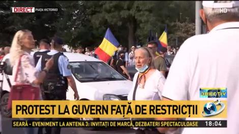 Protest în Piața Victoriei, împotriva măsurilor de carantină și izolare. Sute de oameni, fără măști, cer libertate: „Jos dictatura!”