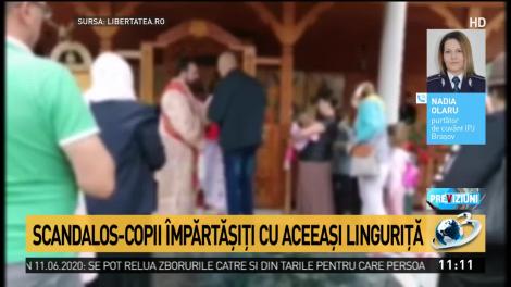 Gest scandalos! Copii împărtăşiţi cu aceeaşi linguriţă la o biserică din Brașov. Preotul nu a impus credincioșilor reguli de protecție