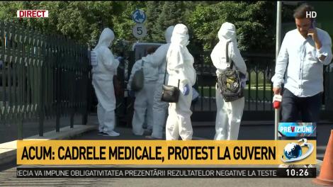 Zeci de cadre medicale protestează &icirc;n faţa Guvernului