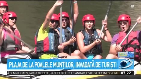 Plaja de la poalele munţilor, invadată de turişti