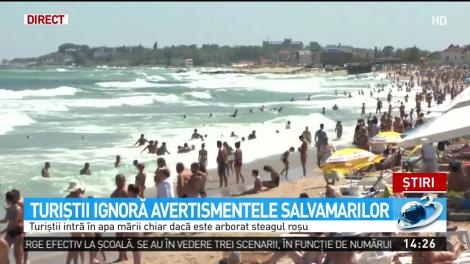 V&acirc;nt şi valuri uriaşe pe litora! Turiştii ignoră avertismentele salvamarilor