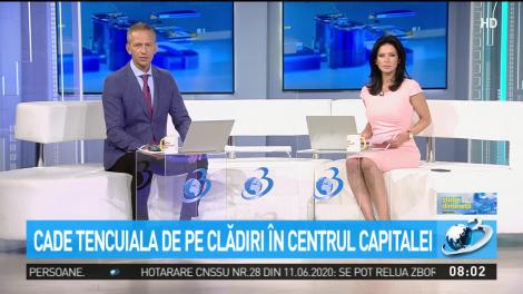 Cade tencuiala de pe clădiri &icirc;n centrul Capitalei