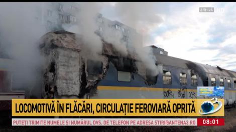 Locomotivă &icirc;n flăcări, circulația feroviară oprită. Trenurile au &icirc;nt&acirc;rzieri de peste 100 de minute