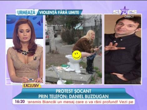 Diana Pap atrage atenţia de pe un vas de toaletă!