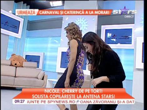 Nicole Cherry a sarit elasticul la Antena Stars!
