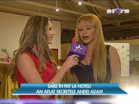 Anda Adam sare în pat la hotel