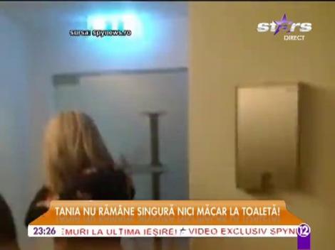 Tania Budi, în cabina de la toaletă alături de o blondă misterioasă