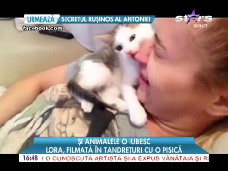 Lora, filmată în tandreţuri cu o pisică