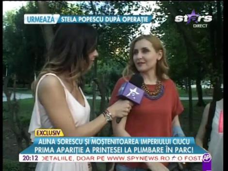 Alina Sorescu împreună cu fetiţa sa în parc