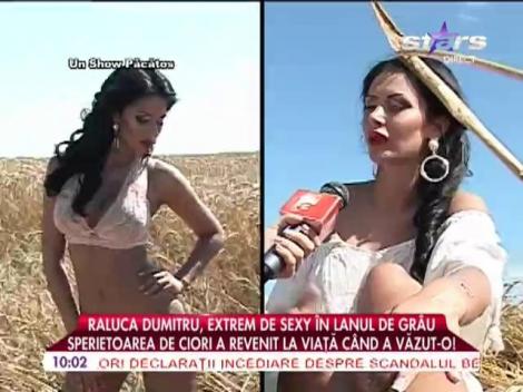 Raluca Dumitru, extrem de sexy în lanul de grâu