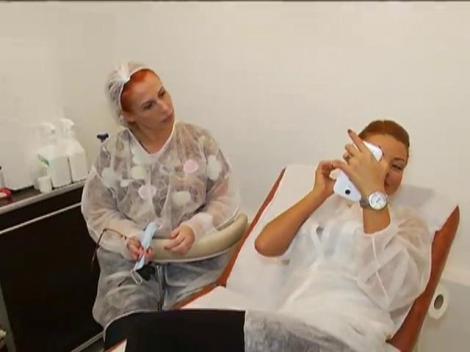 Ana a decis că are prea multe găuri! Vezi ce gaură își coase!